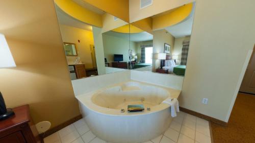 eine große Badewanne in einem Hotelzimmer in der Unterkunft Country Inn & Suites by Radisson, Mankato Hotel and Conference Center, MN in Mankato