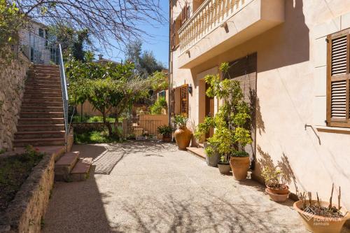 a courtyard with potted plants and a building at Can Cega in Bunyola