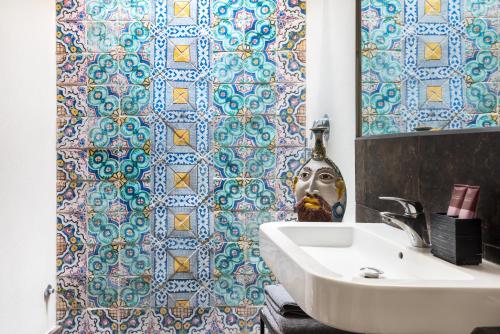 Ένα μπάνιο στο Jasmine Modica Luxury House
