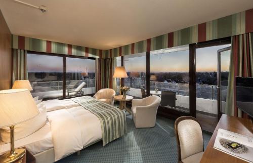 ein Hotelzimmer mit einem Bett und einem großen Fenster in der Unterkunft Maritim Seehotel Timmendorfer Strand in Timmendorfer Strand
