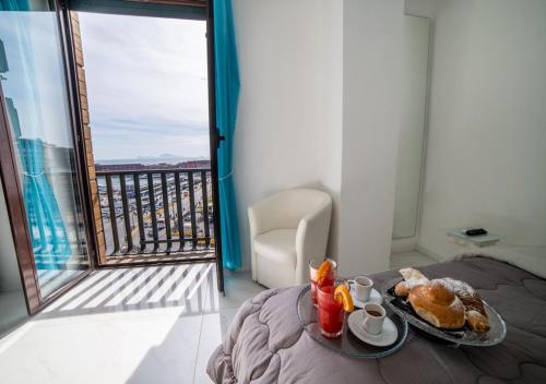 una camera con un letto e un vassoio di cibo sopra di Mayfair Lifestyle Suites by Babylon Stay a Napoli