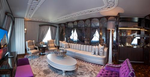 Area soggiorno di Wyndham Grand Istanbul Kalamış Marina Hotel