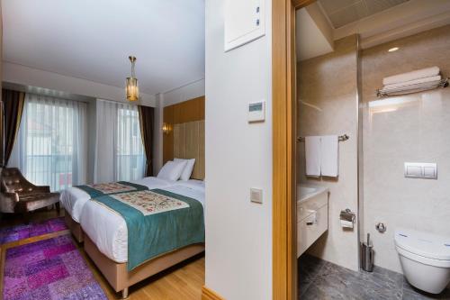 Habitación de hotel con cama y aseo en Obelisk Hotel & Suites en Estambul