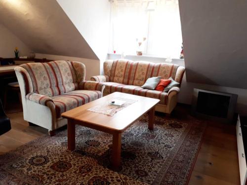 ein Wohnzimmer mit einem Sofa und einem Couchtisch in der Unterkunft Ferienwohnung Farrenkopf in Hambrunn