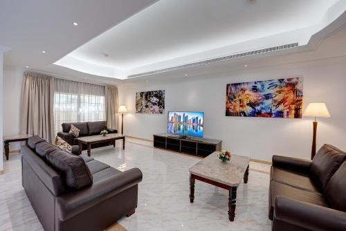 Μια τηλεόραση ή/και κέντρο ψυχαγωγίας στο J5 Four Bedroom Villa Holiday home in Mirdif