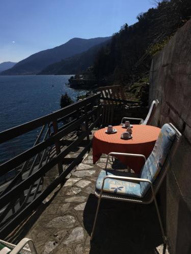 San BartolomeoにあるLocazione Turistica Casa Dalessi - CIRの水の横に座るテーブルと椅子