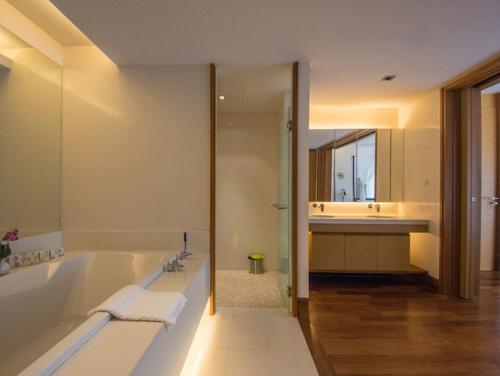 奈通海灘的住宿－Beachfront luxury 3 bdr apartment by InDreams, Naithon Beach (говорим по русски)，带浴缸和盥洗盆的大浴室