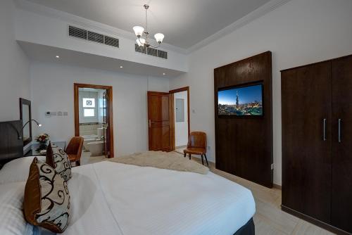 Μια τηλεόραση ή/και κέντρο ψυχαγωγίας στο J5 Four Bedroom Villa Holiday home in Mirdif