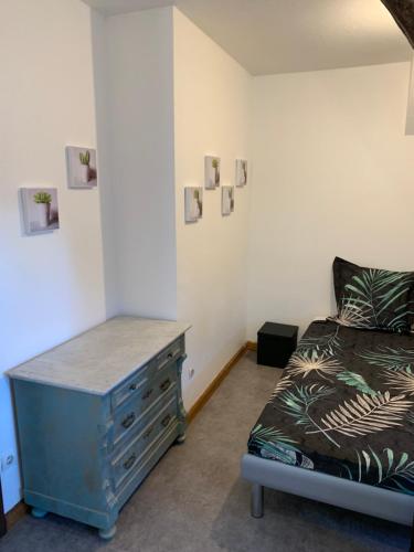 Un dormitorio con una cómoda azul y una cama en Studio à Ribeauvillé en Ribeauvillé