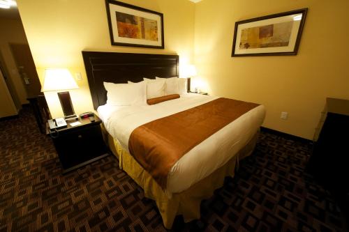 Кровать или кровати в номере Days Inn & Suites by Wyndham Winnipeg Airport Manitoba