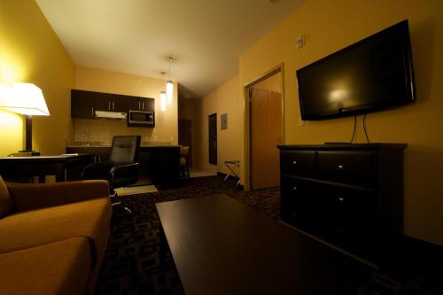 Телевизор и/или развлекательный центр в Days Inn & Suites by Wyndham Winnipeg Airport Manitoba