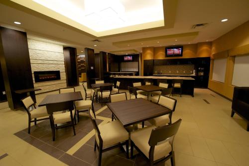 Телевизор и/или развлекательный центр в Days Inn & Suites by Wyndham Winnipeg Airport Manitoba