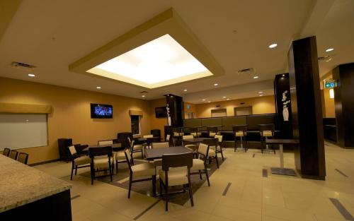 Телевизор и/или развлекательный центр в Days Inn & Suites by Wyndham Winnipeg Airport Manitoba