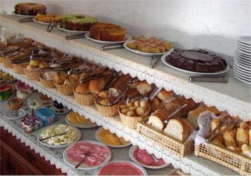 コンセルヴァトリアにあるPousada da Figueiraの様々なペストリーやケーキを取り揃えたビュッフェ