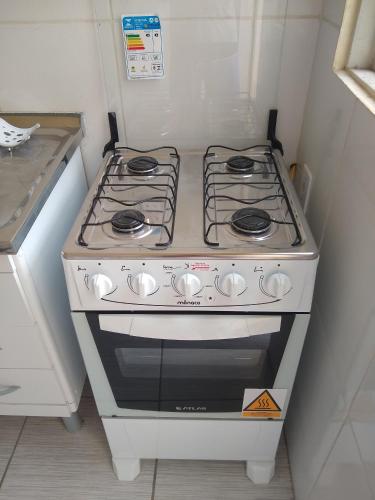 a stove top oven in a small kitchen at Casa Julieta in Resende