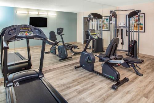 un gimnasio con varias cintas de correr y bicicletas estáticas en Baymont by Wyndham Punta Gorda/Port Charlotte, en Punta Gorda