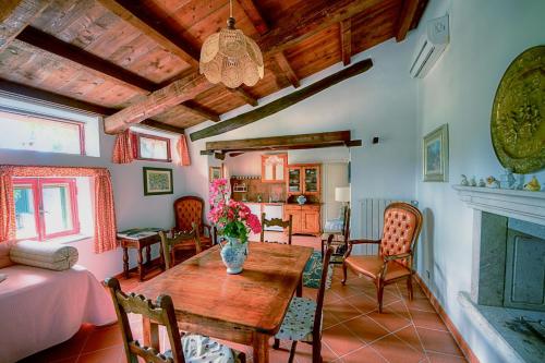 una sala de estar con una mesa con un jarrón. en B&B Villa Garden en Saturnia