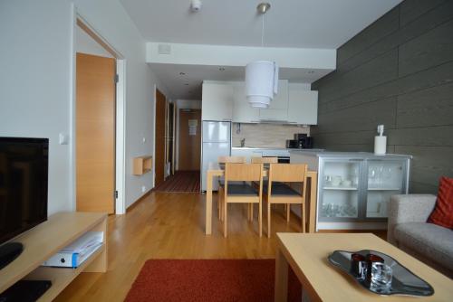 a living room and kitchen with a table and a couch at Ylläshuiput in Ylläsjärvi