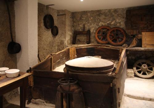 Habitación antigua con aseo y otros artículos en B&B Antico Mulino en Camugnano