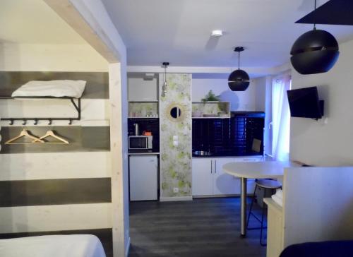 a small room with a bed and a kitchen at Barcelo Appart'hotel in Barcelonnette