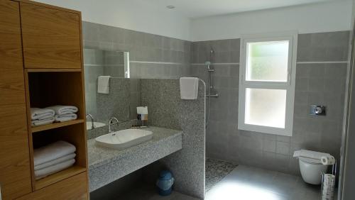 a bathroom with a sink and a toilet at Résidence Saint Michel in LʼÎle-Rousse
