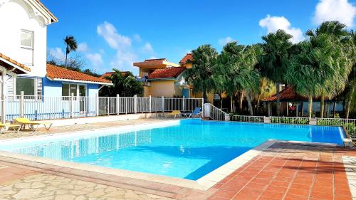 une piscine devant une maison dans l'établissement HAMEAU DE BEAUREGARD, à Sainte-Anne