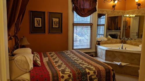 Uma cama ou camas num quarto em McGee's Inn