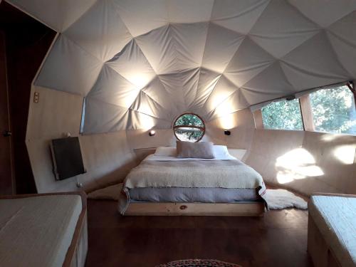 Кровать или кровати в номере Biosfera Lodge