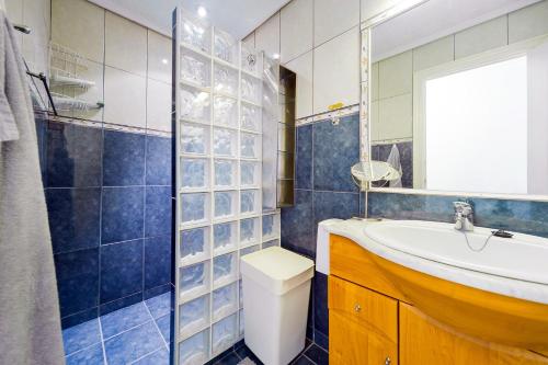 bagno con lavandino, servizi igienici e specchio di ALEGRIA ID106 a Torrevieja