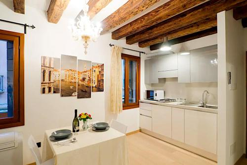 Η κουζίνα ή μικρή κουζίνα στο San Marco Luxury Studio