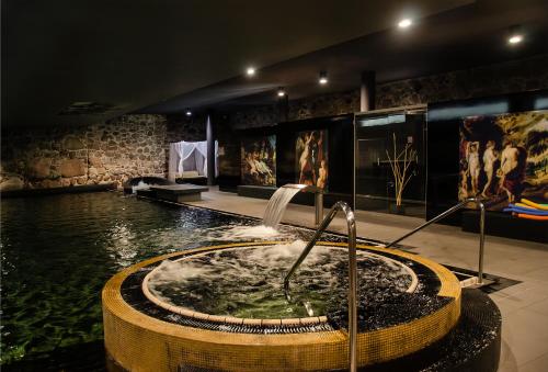 a bath tub with a fountain in the middle of a room at Hotel Krasicki in Lidzbark Warmiński