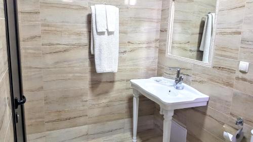 トリャブナにあるHotel Hilezのバスルーム(洗面台、鏡付)