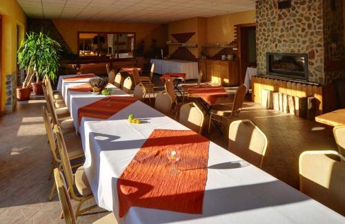 un restaurante con mesas y sillas en una habitación en Domki - Pod Smerkami, en Szklarska Poręba