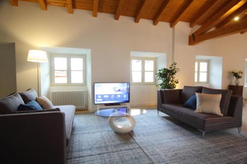 Телевизор и/или развлекательный центр в Verbania - Luxury Italy Apartments
