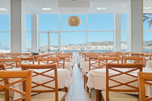 Restaurant o un lloc per menjar a azuLine Hoteles Mar Amantis & II