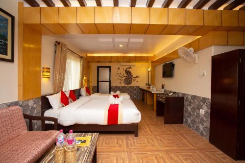 Habitación de hotel con cama y sofá en Hotel Splendid View, en Pokhara