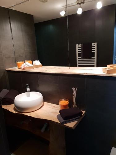 une salle de bain avec un lavabo blanc et un miroir dans l'établissement Studio Naturiste P.Nature 6, au Cap d'Agde