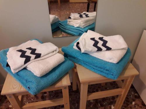 due asciugamani seduti su sedie di fronte a uno specchio di Casa Adriana B&B a Pachino