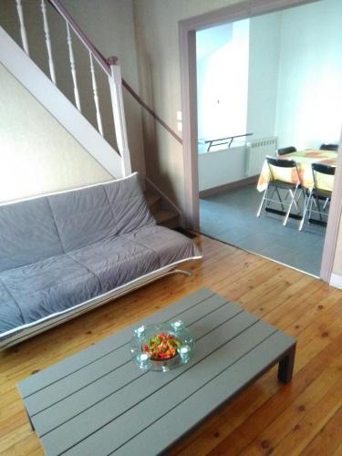 un salon avec un canapé et une table dans l'établissement Gîte sur St Pol sur mer de 2 à 8 couchages, à Saint-Pol-sur-Mer