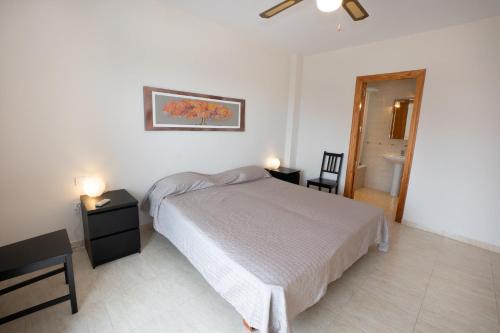 ネルハにあるPueblo Rocio 68のベッドルーム1室(ベッド1台付)、バスルーム(シーリングファン付)が備わります。