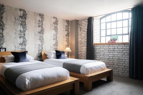 Un pat sau paturi într-o cameră la Hotel du Vin Henley
