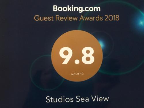 Et logo, certifikat, skilt eller en pris der bliver vist frem på Studios Sea View