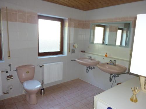 een badkamer met 2 wastafels en een toilet bij Nähe Nationalpark in Baiersbronn