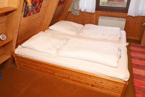 two beds in a room with white sheets and pillows at Familienurlaub mit viel Platz in Damp