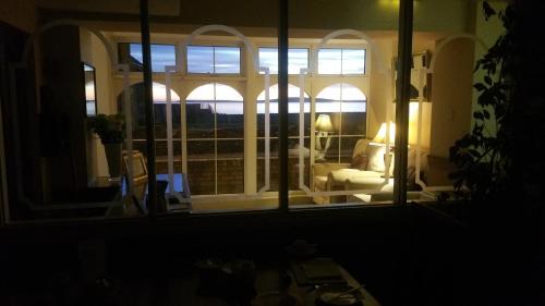 バリーバニオンにあるThe Astorのリビングルームの景色を望む窓付きの客室です。