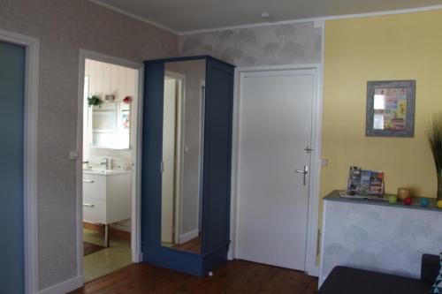 um quarto com uma porta azul e uma casa de banho em Le Kooka em Arras