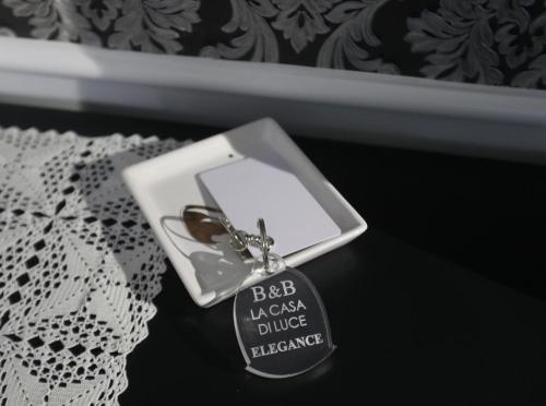 a small silver tag on a white curtain at La casa di Luce in Reggio Calabria