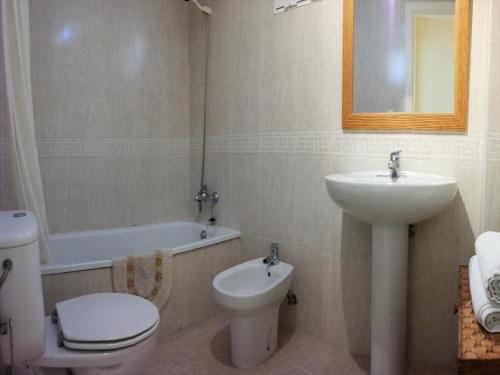 A bathroom at Precioso atico cerca de denia. wifi gratis.