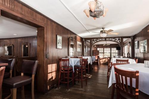 Un restaurante u otro lugar para comer en The Huntting Inn