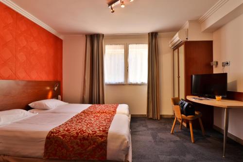 Postel nebo postele na pokoji v ubytování Hotel SPA Plage St Jean